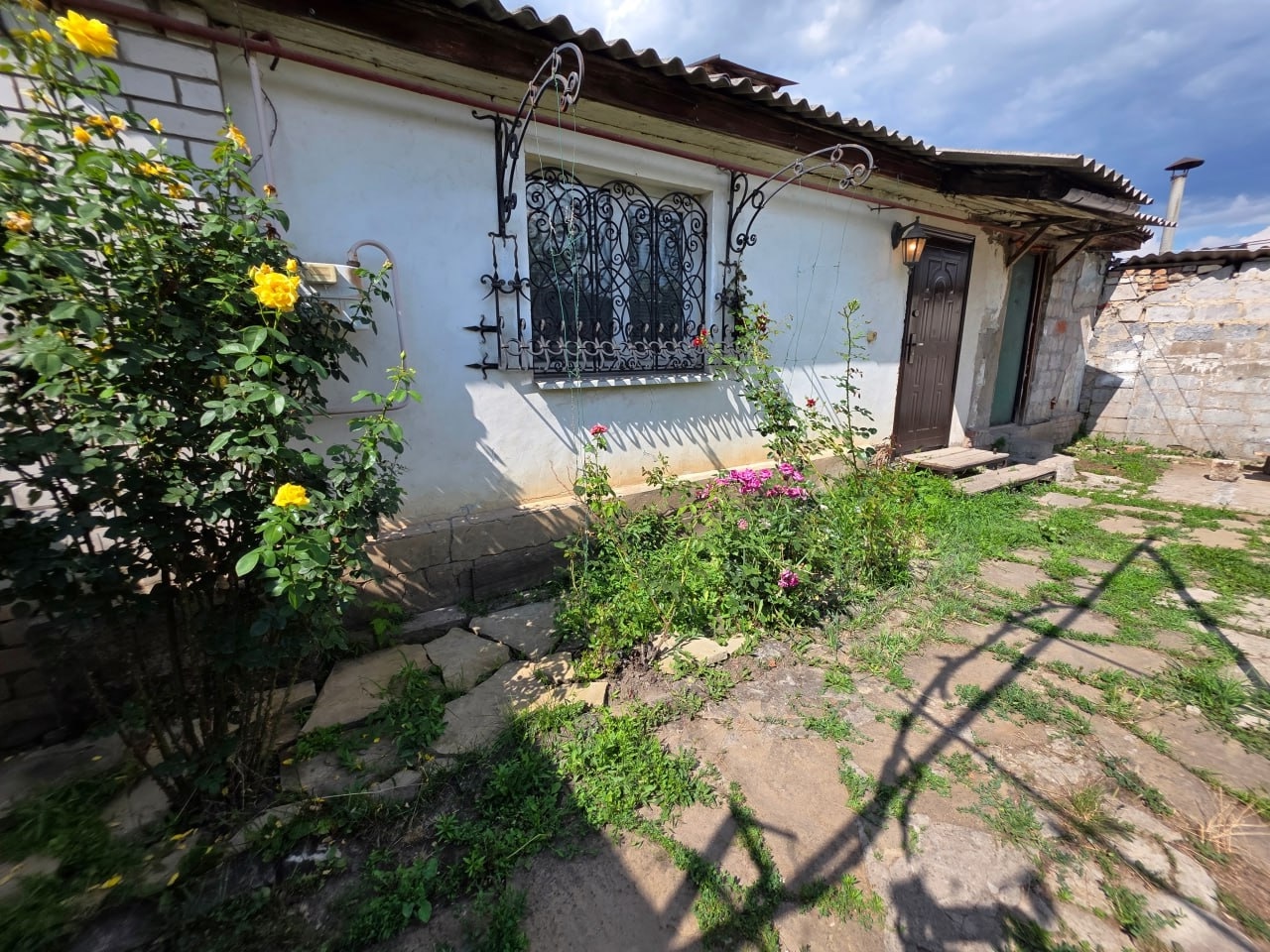 ‼️‼️ 🏬3х комн кварт 56м2 пер. Фрунзенский (район гост. Дружба), г. Луганск ✅Продается 3х комн квартира на земле 56м2 пер. Фрунзенский (район гост. Дружба), г. Луганск. ✅Свежий ремонт. 3 - комнаты. Кухня. Удобства в доме. ✅Отопление двухконтурный котел. Окна м/п с коваными декоративными решетками. Внимание! Сл...