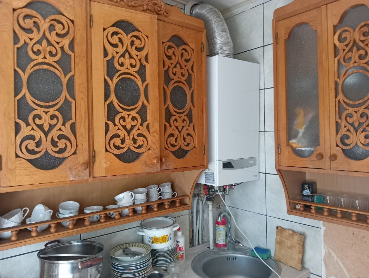 ! Продам 3-х комнатную квартиру в г. Краснодоне по ул. Комсомольская, (р-н Роддома), 3-й этаж, индивидуальное отопление, пластиковые окна, кондиционер, мебели и бытовая техника остается. 3 300 000,00 руб. торг. Тел: +7(959)102-72-31...