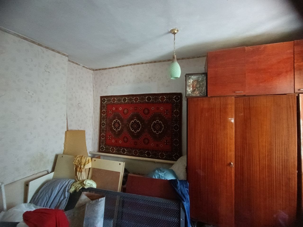 Продается дом р-н кв. Дзержинского, общ. пл. 65 кв.м., новая крыша, высокие потолки, 3 комнаты. Цена 5 300 000 руб. Состояние жилое, отопление котел, газовая колонка, окна м/пл., удобства в доме, вся мебель, холодильник, стиральная машина, гараж, хоз постройки. Участок 3,5 сотки (приват). . Тел.: +79591991665...