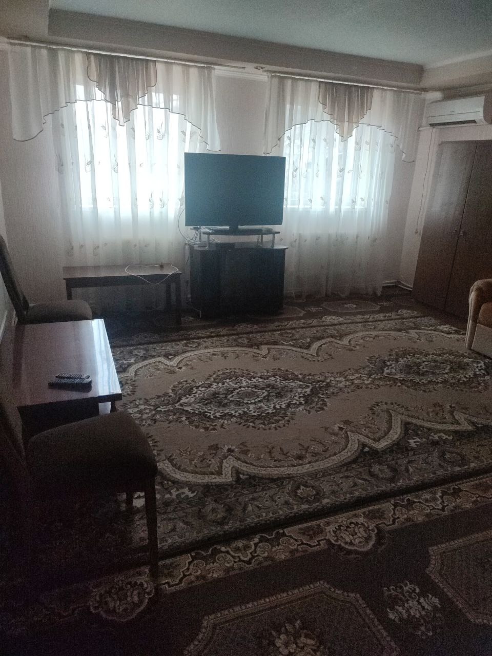 Продам дом Малая Вергунка город Луганск, пл. 55 кв.м., кухня 10 кв.м., 2 комнаты, чистый, ухоженный, теплый. Материал стен - цельный шлакоблок, утепленный несколькими слоями, крыша из качественных материалов. В жилом состоянии с косметическим ремонтом. Вода центральная, есть скважина с питьевой водой. Двухкон...