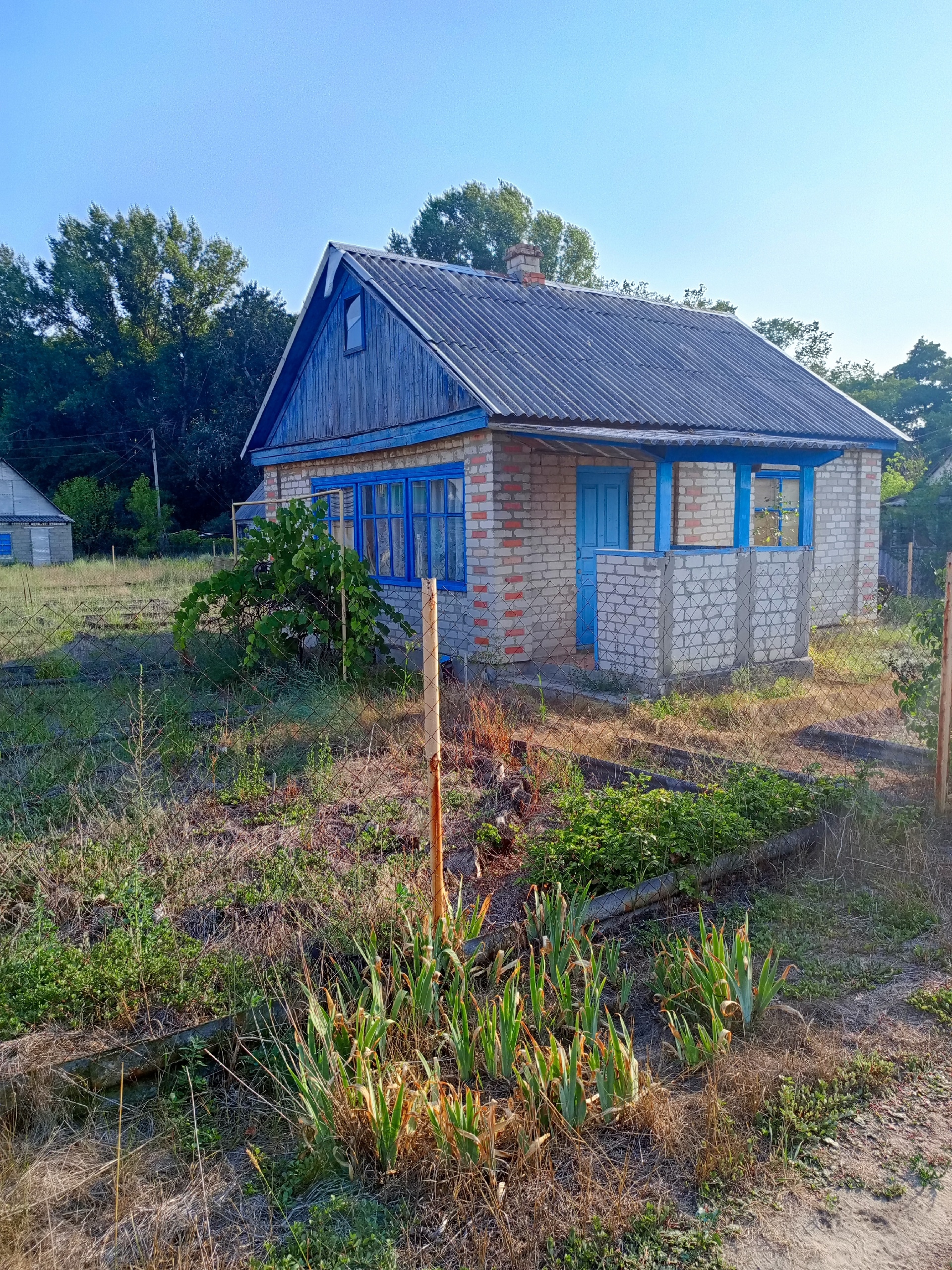 Продаётся дача(Станично-Луганский округ, с. Пшеничное, СНТ"Мрия")
Участок 6 соток, участок огорожен сеткой рабица, дом кирпичный из трёх ком...