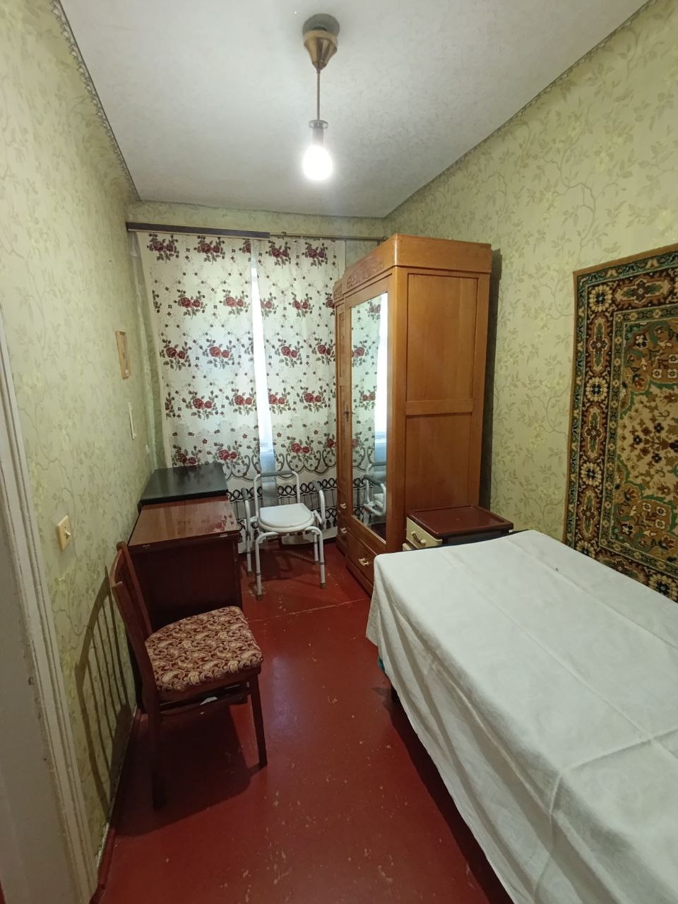 🏡 Продам дом в Луганске, ул. Карпинского (р-н маг. «Большой Папа») ✨ Характеристики: — Общая площадь: 75 м² — 4 жилые комнаты (одна проходная) — Просторная кухня 15 м² 🍳 — Санузел раздельный, в доме — Отопление — котёл, горячая вода — газовая колонка — Участок приватизированный, 6 соток (ровный) — Есть капита...