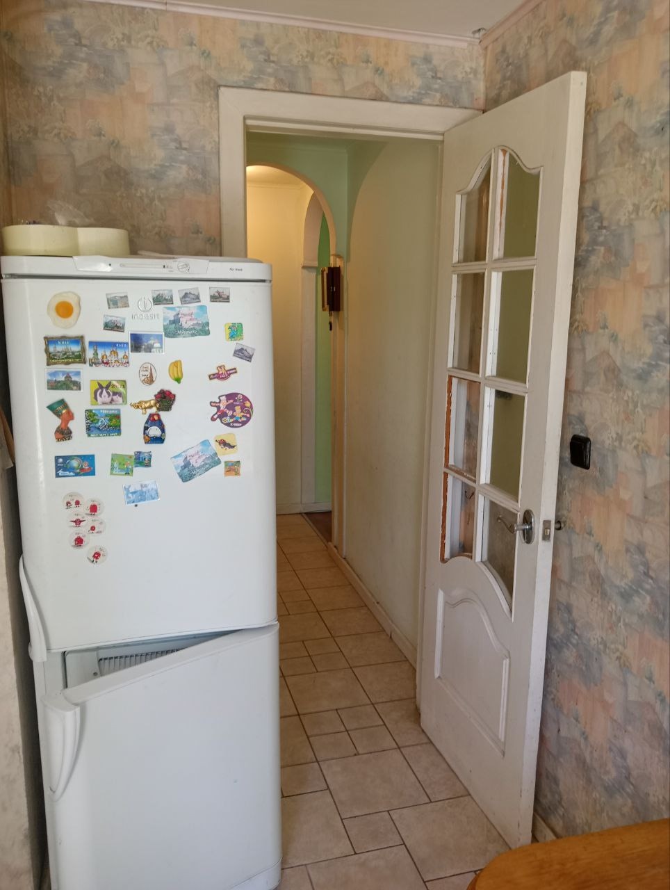 ! Продам 3-х комнатную квартиру в г. Краснодоне по ул. Комсомольская, (р-н Роддома), 3-й этаж, индивидуальное отопление, пластиковые окна, кондиционер, мебели и бытовая техника остается. 3 300 000,00 руб. торг. Тел: +7(959)102-72-31...