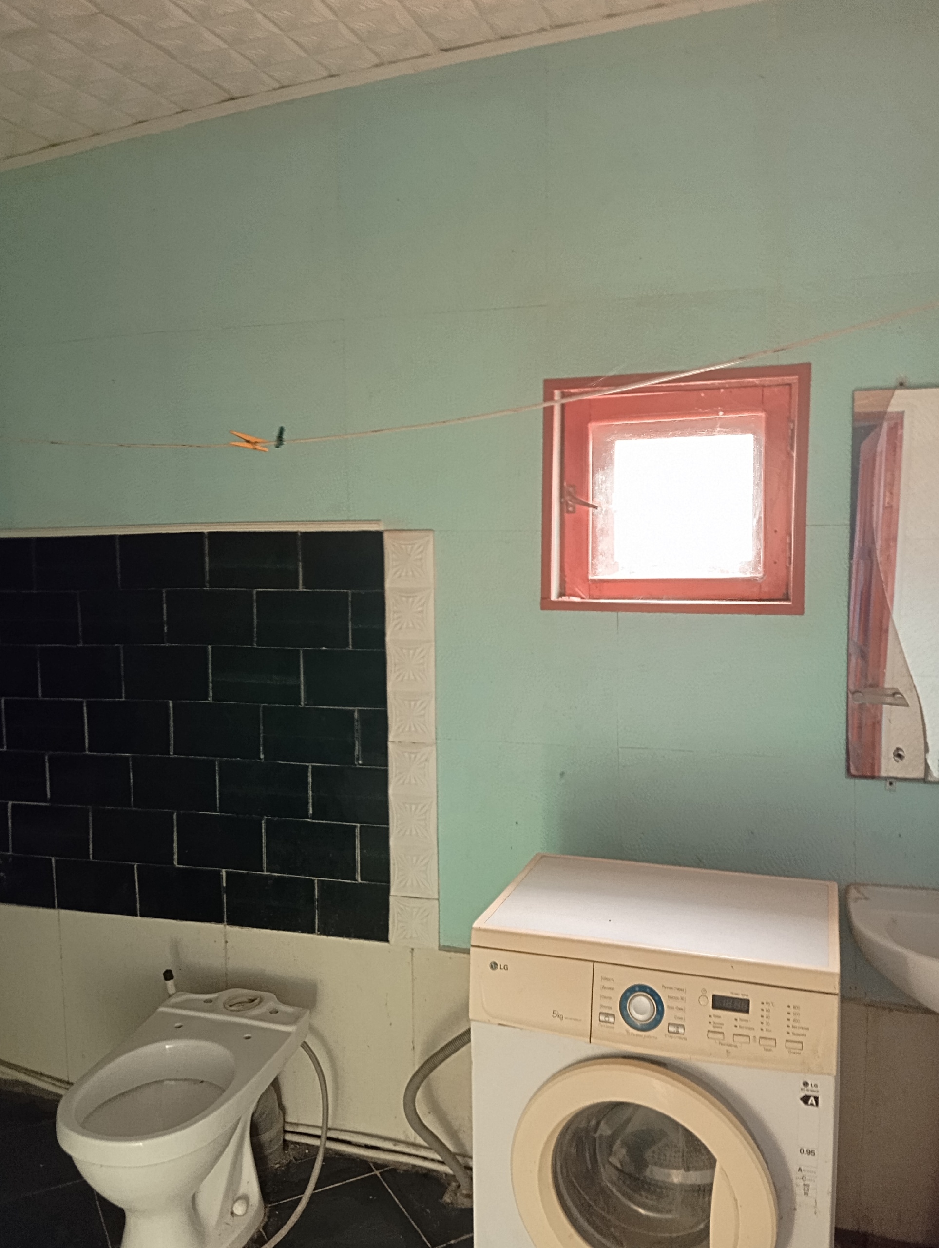 Продам дом в Жовтневом р-не . По. 60 м2, 2 жил. ком. туалет, ванна в доме. Отопление форсунка. Большой гараж. Рядом школа, садик, ост. Авт. 135 ц. 2 500 000 р. т. +79595786682 Татьяна